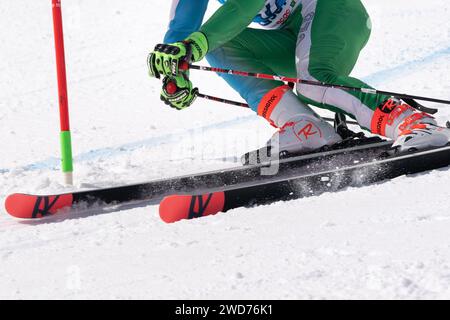 Vue en gros plan du skieur de montagne skieur sportif descendant une piste de ski de montagne Banque D'Images