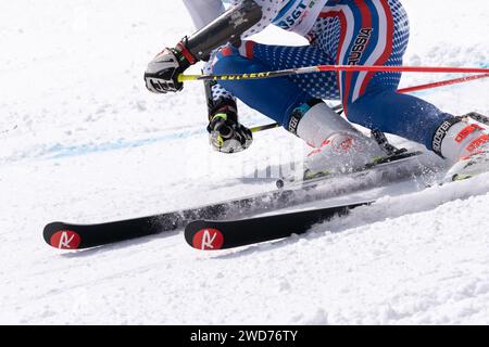 Vue rapprochée d'un skieur de montagne descendant une piste de ski de montagne Banque D'Images