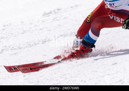 Vue rapprochée d'un skieur de montagne descendant une piste de ski de montagne Banque D'Images