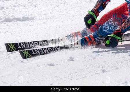 Vue rapprochée d'un skieur de montagne descendant une piste de ski de montagne Banque D'Images