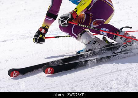 Vue rapprochée d'un skieur de montagne descendant une piste de ski alpin Banque D'Images