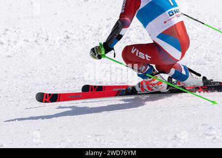 Vue rapprochée d'un skieur de montagne descendant une piste de ski de montagne Banque D'Images