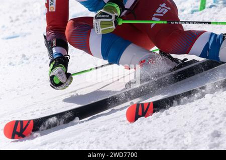 Vue rapprochée d'un skieur de montagne descendant une piste de ski de montagne Banque D'Images