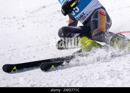 Vue rapprochée d'un skieur de montagne descendant une piste de ski alpin Banque D'Images