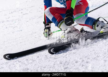 Vue rapprochée d'un skieur de montagne descendant une piste de ski de montagne Banque D'Images