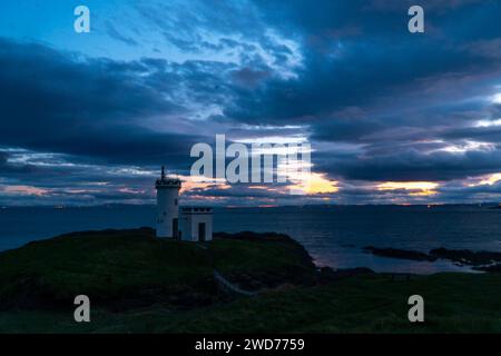 Une vue panoramique du phare d'Elie Ness en Écosse lors d'un coucher de soleil pittoresque Banque D'Images