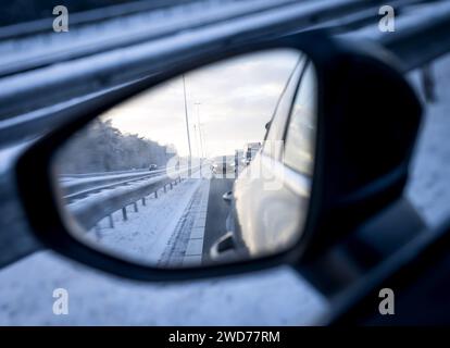 DRIEBERGEN - embouteillage sur l'A12 près de Driebergen en raison du temps hivernal. ANP SEM VAN DER WAL netherlands Out - belgique Out Credit : ANP/Alamy Live News Banque D'Images