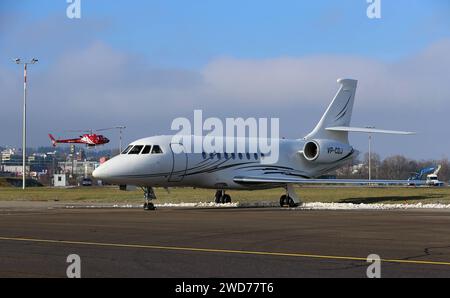 Während dem Weltwirtschaftsforum WEF in Davos reisen zahlreiche Gäste mit privaten Geschäftsreiseflugzeugen auf dem Flughafen Zürich-Kloten ZRH an. Ein Geschäftsreiseflugzeug vom Typ Dassault Falcon 2000 mit der Registrierung VP-CDJ. *** Pendant le Forum économique mondial WEF à Davos, de nombreux invités arrivent à Zurich Kloten Airport ZRH en jets d'affaires privés Un jet d'affaires Dassault Falcon 2000 avec l'enregistrement VP CDJ Banque D'Images