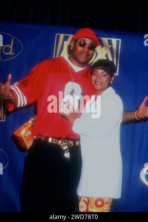 Las Vegas, Nevada, USA 4 décembre 1996 le rappeur LL Cool J et sa femme Simone Smith participent à la 7e édition annuelle des Billboard Music Awards le 4 décembre 1996 à l'hôtel Aladdin à Las Vegas, Nevada, USA. Photo de Barry King/Alamy stock photo Banque D'Images