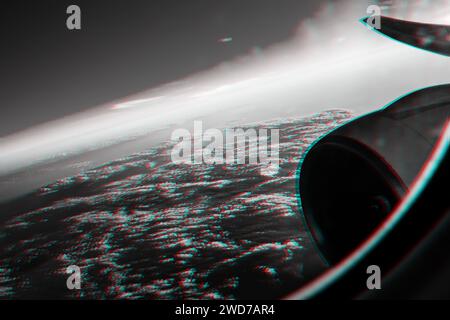 aile et une turbine de l'avion sur le fond contre ciel nuageux au lever du soleil. Photo noir et blanc avec effet de glitch 3D. Banque D'Images