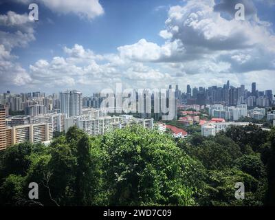 Une vue aérienne panoramique sur un paysage urbain animé, avec de grands gratte-ciel et une végétation luxuriante Banque D'Images