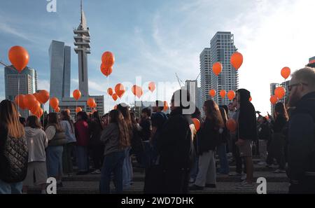 Les Israéliens tiennent des ballons oranges lors d'un événement pour marquer le premier anniversaire de Kfir Bibas, le plus jeune otage israélien pris à Gaza par des militants du Hamas sur la place maintenant appelée "les otages et la place disparue" devant le Musée d'Art moderne le 18 janvier 2024 à tel Aviv, Israël. Banque D'Images