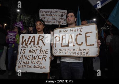 Les militants pacifistes israéliens brandissent des pancartes lors d’une manifestation anti-guerre appelant à un cessez-le-feu et à une solution diplomatique à la guerre en cours entre Israël et le Hamas le 18 janvier 2024 à tel Aviv, en Israël. Banque D'Images