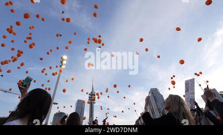 Les gens libèrent des ballons oranges lors d'un événement pour marquer le premier anniversaire de Kfir Bibas, le plus jeune otage israélien pris à Gaza par des militants du Hamas sur la place maintenant appelée «les otages et la place disparue» devant le Musée d'Art moderne le 18 janvier 2024 à tel Aviv, Israël Banque D'Images