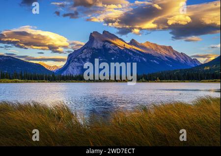 Coucher de soleil sur le lac Vermilion dans le parc national Banff, Alberta, Canada Banque D'Images