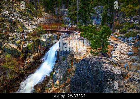 Eagle Falls Bridge sur Upper Eagle Falls près du lac Tahoe en Californie, États-Unis Banque D'Images