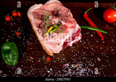 Steak de bœuf cru aux yeux sur fond noir Banque D'Images