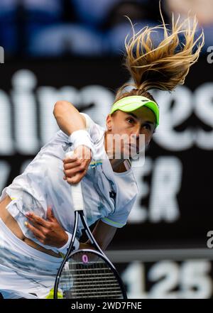 Melbourne, Australie. 19 janvier 2024. LESIA Tsurenko sert pendant le match de troisième tour féminin en simple entre Aryna Sabalenka, de Biélorussie, et Lesia Tsurenko, d’Ukraine, au tournoi de tennis Open d’Australie à Melbourne, en Australie, le 19 janvier 2024. Crédit : CHU Chen/Xinhua/Alamy Live News Banque D'Images