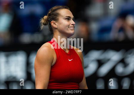 Melbourne, Australie. 19 janvier 2024. Aryna Sabalenka réagit lors du match de troisième tour en simple féminin entre Aryna Sabalenka, de Biélorussie, et Lesia Tsurenko, d'Ukraine, au tournoi de tennis Open d'Australie à Melbourne, en Australie, le 19 janvier 2024. Crédit : CHU Chen/Xinhua/Alamy Live News Banque D'Images