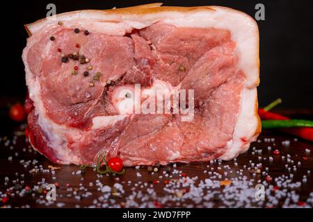 Steak de bœuf cru aux yeux sur fond noir Banque D'Images