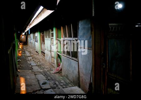 Marché traditionnel vide. Les magasins du marché sont fermés le soir à Kediri, East Java, Indonésie. Banque D'Images