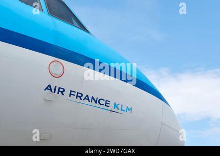 Logo Air France-KLM sur le nez d'un avion. Air France-KLM est une multinationale franco-néerlandaise dont le siège se trouve à l'aéroport Charles de Gaulle. Banque D'Images