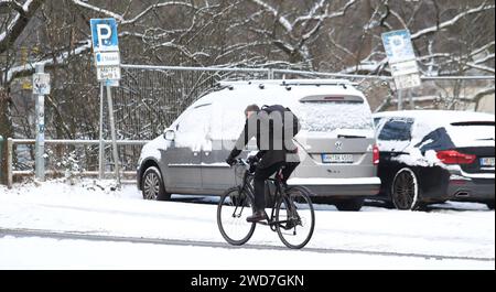 Ein Fahrradfahrer fährt auf einem nach den Schneefällen in der Nacht zum Freitag notdürftig geräumten Weg entlang. Barmbek Hamburg *** Un cycliste emprunte un chemin qui a été provisoirement dégagé après la chute de neige vendredi soir Barmbek Hamburg Banque D'Images