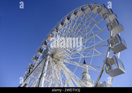 KIEV, UKRAINE - 17 JANVIER 2024 - grande roue sur la place Kontraktova, Kiev, capitale de l'Ukraine. Banque D'Images