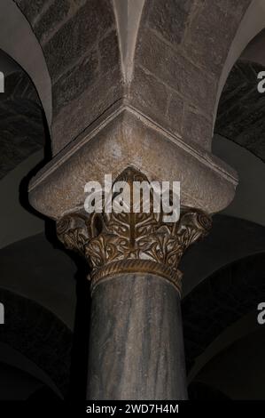 Une des 28 colonnes de marbre surmontée de chapiteaux décorés dans la crypte d'une cathédrale romano-Pouilles commencée en 1099, la Cattedrale di San Nicola Pellegrino ou Basilique cattedrale di Santa Maria Assunta, à Trani sur la côte Adriatique dans les Pouilles (Pouilles), Italie. Banque D'Images