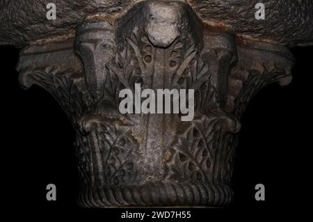 Capitale sculptée de style corinthien dans la crypte d'une cathédrale romane-Pouilles commencée en 1099, la Cattedrale di San Nicola Pellegrino ou Basilique cattedrale di Santa Maria Assunta, à Trani sur la côte Adriatique dans les Pouilles (Pouilles), Italie. Banque D'Images