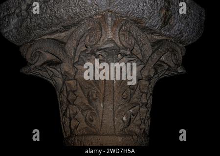 Une des chapiteaux sculptés surmontant 28 colonnes de marbre dans la crypte d'une cathédrale romano-Pouilles commencée en 1099, la Cattedrale di San Nicola Pellegrino ou Basilique cattedrale di Santa Maria Assunta, à Trani sur la côte Adriatique dans les Pouilles (Pouilles), Italie. Banque D'Images