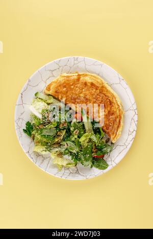 Omelette avec des légumes sur une assiette . petit déjeuner Banque D'Images