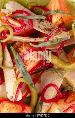 salade de tomates, piments forts et poulet Banque D'Images