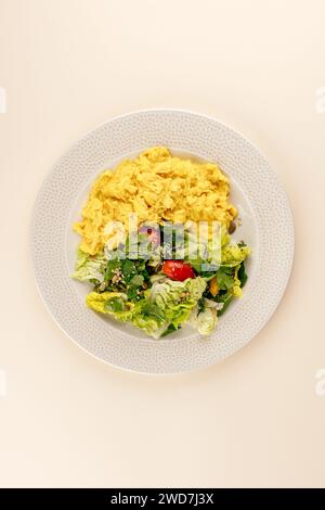 Omelette avec des légumes sur une assiette . petit déjeuner Banque D'Images