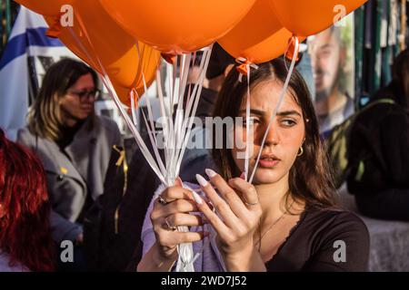 Tel Aviv, Israël - le 18 janvier 2024 des ballons avec des messages sont libérés pour soutenir Kfir et sa famille lors de l'événement pour le plus triste anniversaire de Kfi Banque D'Images