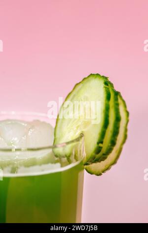 limonade d'été avec concombre dans un verre Banque D'Images