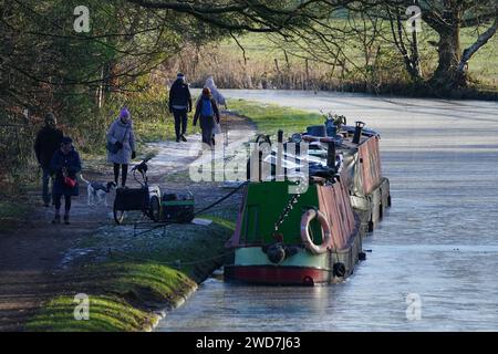 Bateaux du canal amarrés sur le canal Bridgewater à Warrington qui a gelé. La neige et la glace sont appelées à être remplacées par le vent et la pluie alors que l'air plus doux revient au Royaume-Uni. Date de la photo : Vendredi 19 janvier 2024. Banque D'Images