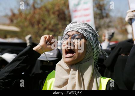 Sanaa, Yémen. 17 janvier 2024. Une femme prend part à une manifestation organisée pour condamner les frappes menées par les États-Unis contre le Yémen et en solidarité avec les Palestiniens, à Sanaa, Yémen, le 17 janvier 2024. POUR ALLER AVEC 'Feature : tensions mijoter sous le calme de la surface dans la capitale yéménite comme la mer Rouge à ébullition' crédit : Mohammed Mohammed/Xinhua/Alamy Live News Banque D'Images