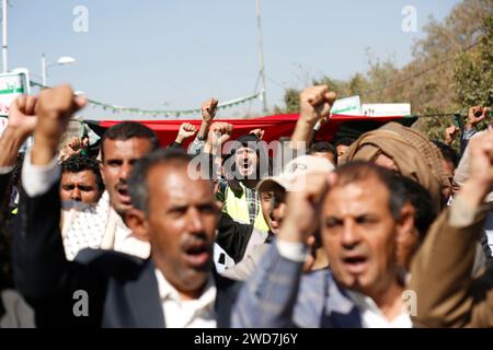 Sanaa, Yémen. 17 janvier 2024. Les gens prennent part à une manifestation organisée pour condamner les frappes menées par les États-Unis sur le Yémen et en solidarité avec les Palestiniens, à Sanaa, Yémen, le 17 janvier 2024. POUR ALLER AVEC 'Feature : tensions mijoter sous le calme de la surface dans la capitale yéménite comme la mer Rouge à ébullition' crédit : Mohammed Mohammed/Xinhua/Alamy Live News Banque D'Images