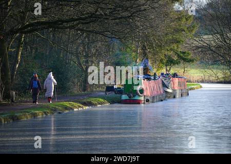 Bateaux du canal amarrés sur le canal Bridgewater à Warrington qui a gelé. La neige et la glace sont appelées à être remplacées par le vent et la pluie alors que l'air plus doux revient au Royaume-Uni. Date de la photo : Vendredi 19 janvier 2024. Banque D'Images