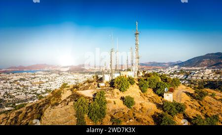 Tour de télécommunication sur mountin avec antenne de réseau cellulaire 4G 5G sur fond de ville. Télécommunications antennes TV mât technologie sans fil Banque D'Images