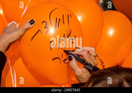 Tel Aviv, Israël - le 18 janvier 2024 des ballons avec des messages sont libérés pour soutenir Kfir et sa famille lors de l'événement pour le plus triste anniversaire de Kfi Banque D'Images