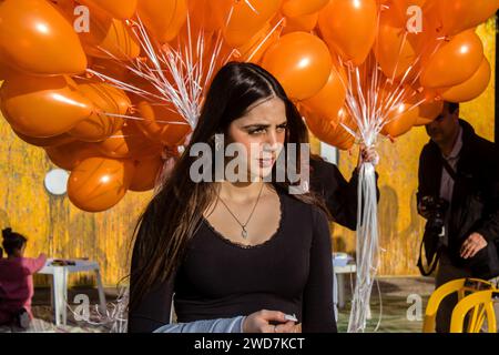 Tel Aviv, Israël - le 18 janvier 2024 des ballons avec des messages sont libérés pour soutenir Kfir et sa famille lors de l'événement pour le plus triste anniversaire de Kfi Banque D'Images