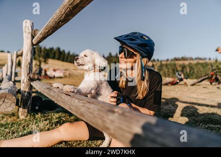 Une femme sportive et son chien soutiennent mutuellement les parcours de remise en forme de l'autre Banque D'Images