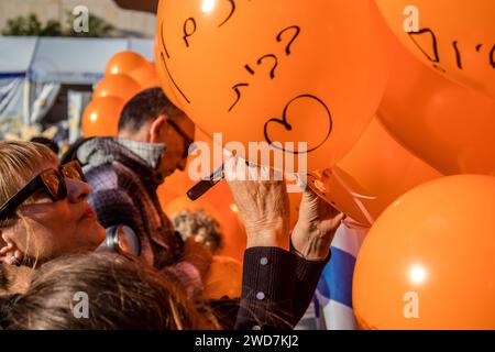 Tel Aviv, Israël - le 18 janvier 2024 des ballons avec des messages sont libérés pour soutenir Kfir et sa famille lors de l'événement pour le plus triste anniversaire de Kfi Banque D'Images