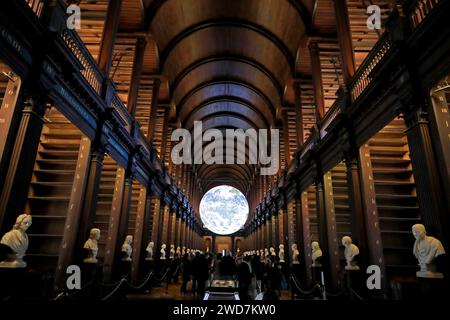 Dublin, Irlande. 16 janvier 2024. Les gens visitent la vieille bibliothèque du Trinity College Dublin à Dublin, Irlande, le 16 janvier 2024. Crédit : Li Ying/Xinhua/Alamy Live News Banque D'Images