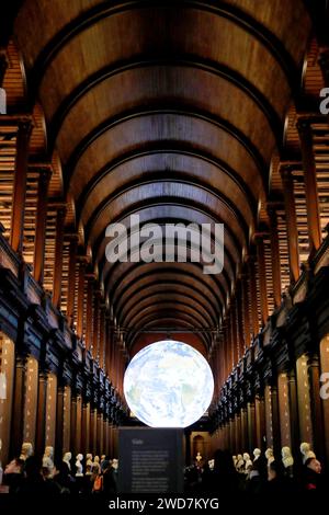 Dublin, Irlande. 16 janvier 2024. Les gens visitent la vieille bibliothèque du Trinity College Dublin à Dublin, Irlande, le 16 janvier 2024. Crédit : Li Ying/Xinhua/Alamy Live News Banque D'Images