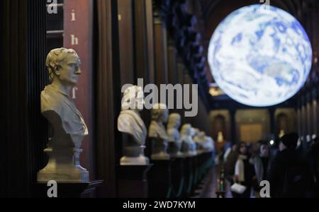 Dublin, Irlande. 16 janvier 2024. Les gens visitent la vieille bibliothèque du Trinity College Dublin à Dublin, Irlande, le 16 janvier 2024. Crédit : Li Ying/Xinhua/Alamy Live News Banque D'Images