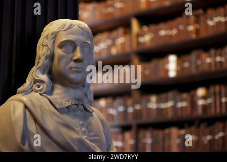 Dublin, Irlande. 16 janvier 2024. Une sculpture et des livres sont vus dans la vieille bibliothèque du Trinity College Dublin à Dublin, Irlande, le 16 janvier 2024. Crédit : Li Ying/Xinhua/Alamy Live News Banque D'Images