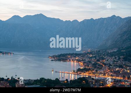 Baie de Kotor au coucher du soleil - Monténégro. Banque D'Images